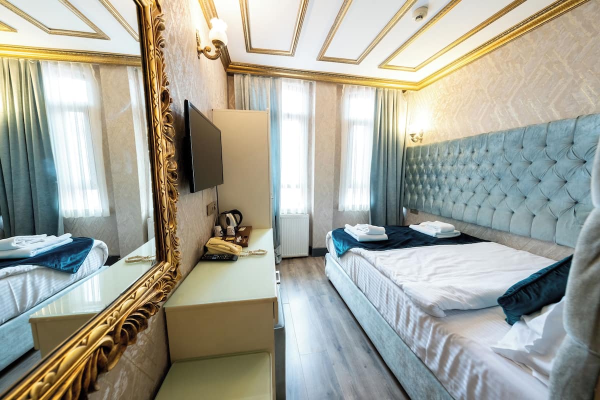 Small Double Room | Minibar y caja de seguridad en la habitación