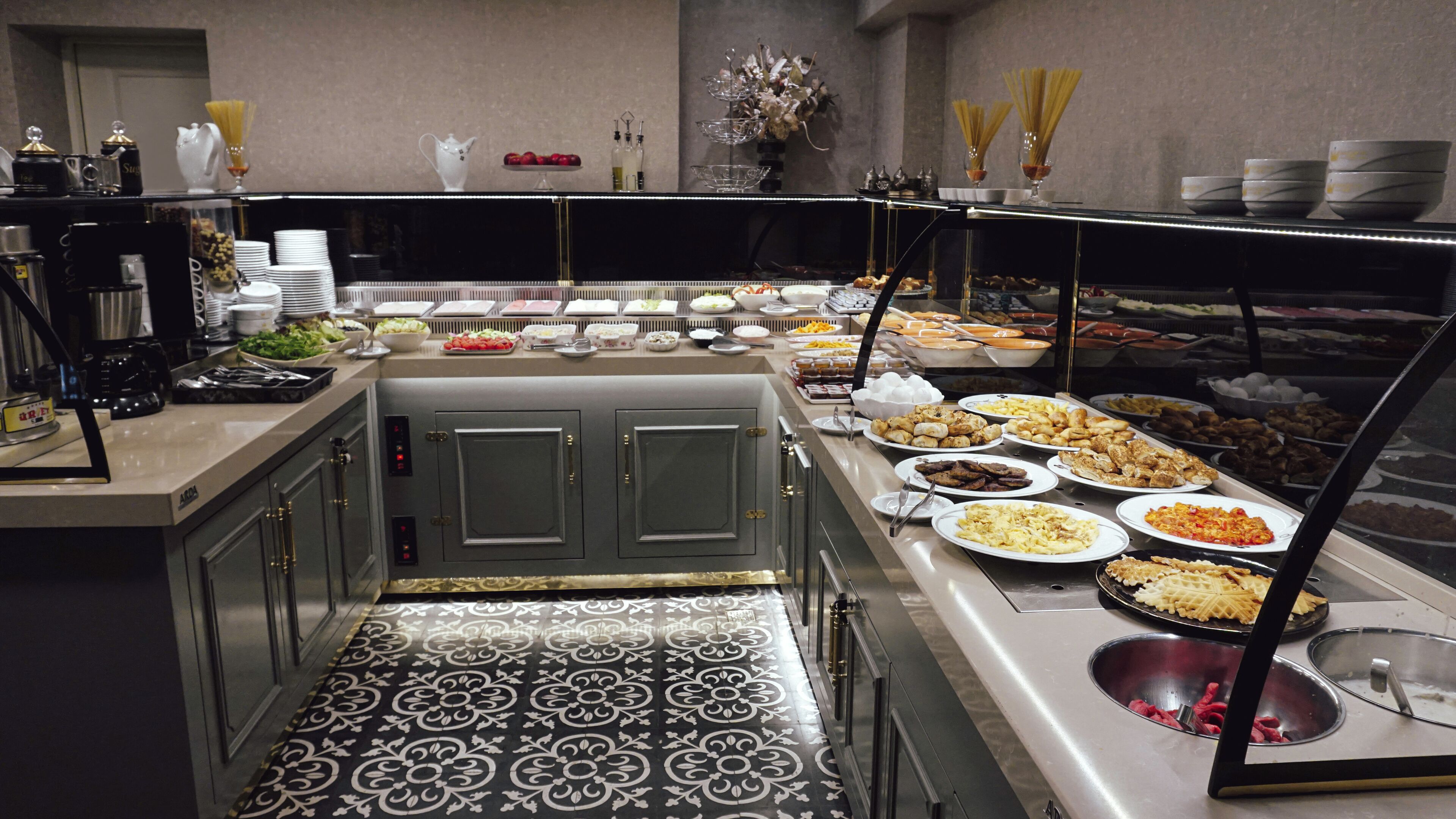 Deluxe Double or Twin Room | Minibar, in-room safe, laptop workspace, blackout drapes