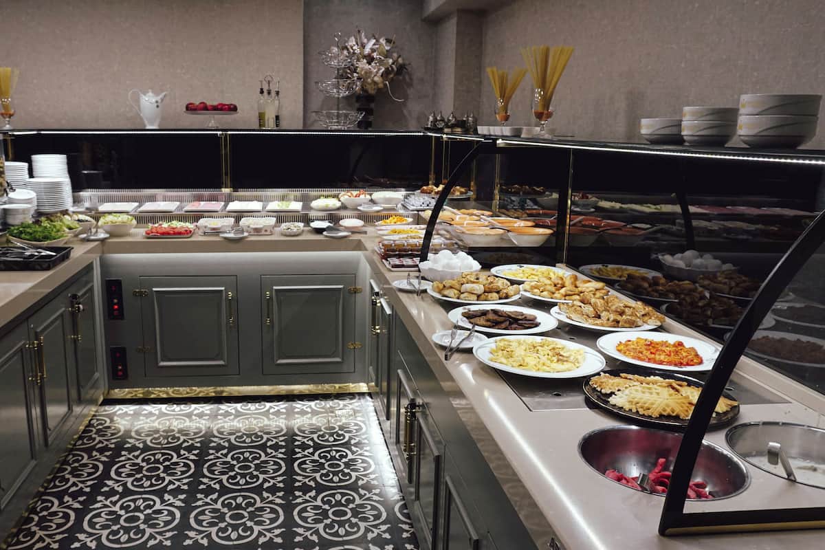 Deluxe dubbelrum eller tvåbäddsrum | Minibar, värdeförvaringsskåp på rummet och arbetsyta för laptop