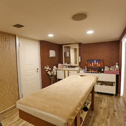 Een sauna, warm/mineraalwaterbronnen, een Turks bad/hammam