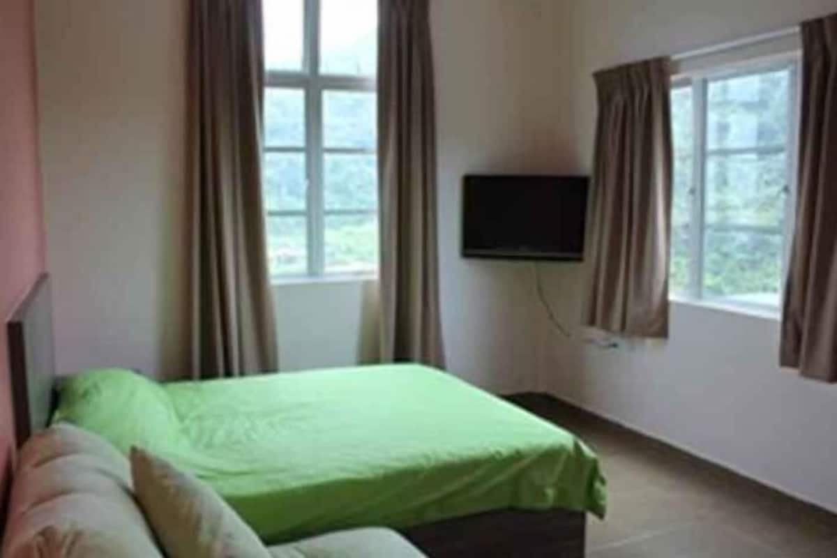Desk, rollaway beds, free WiFi