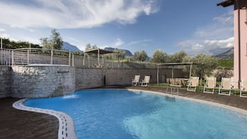 Piscina a l'aire lliure i gandules