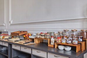 Se ofrece un desayuno bufé todos los días (por un coste adicional)