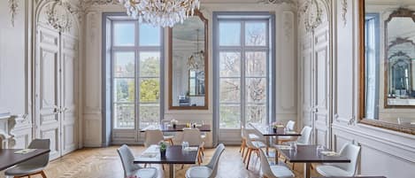 Desayuno buffet (EUR 18 por persona)