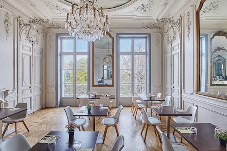 Desayuno buffet diario (EUR 18 por persona)