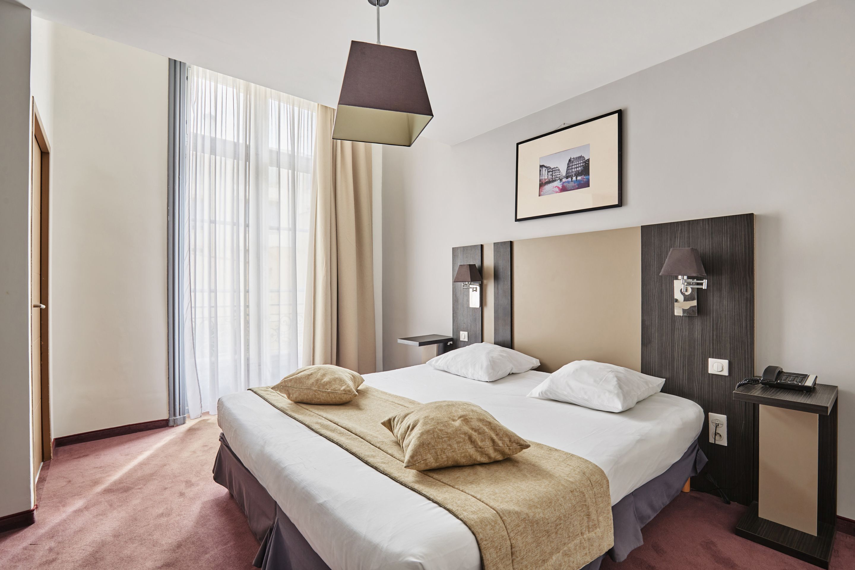 Zimmersafe, Schreibtisch, schallisolierte Zimmer, Bügeleisen/Bügelbrett