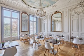 Tägliches Frühstücksbuffet gegen Gebühr
