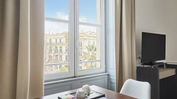 Superior studio | Een kluis op de kamer, een bureau, geluiddichte muren