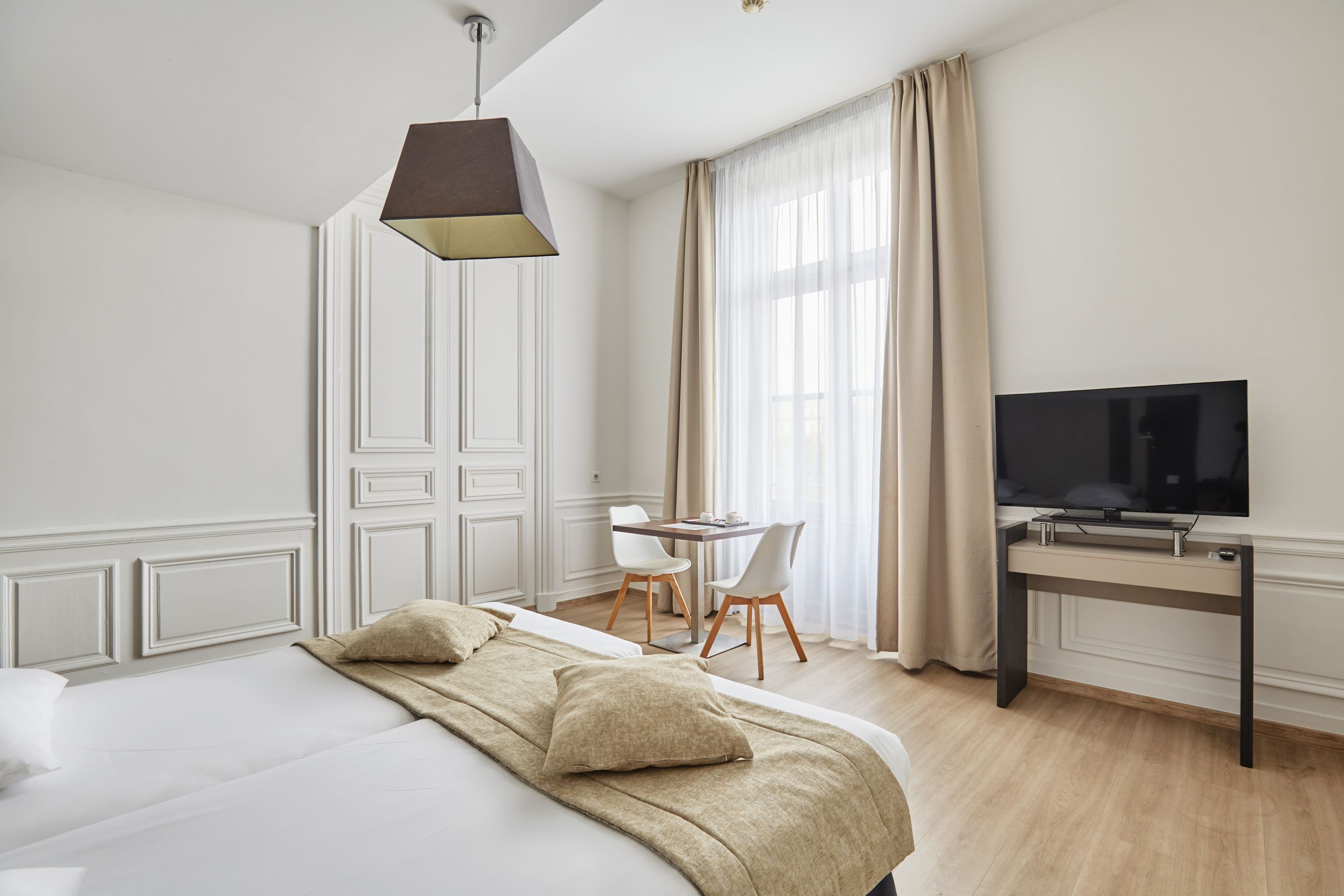 Zimmersafe, Schreibtisch, schallisolierte Zimmer, Bügeleisen/Bügelbrett
