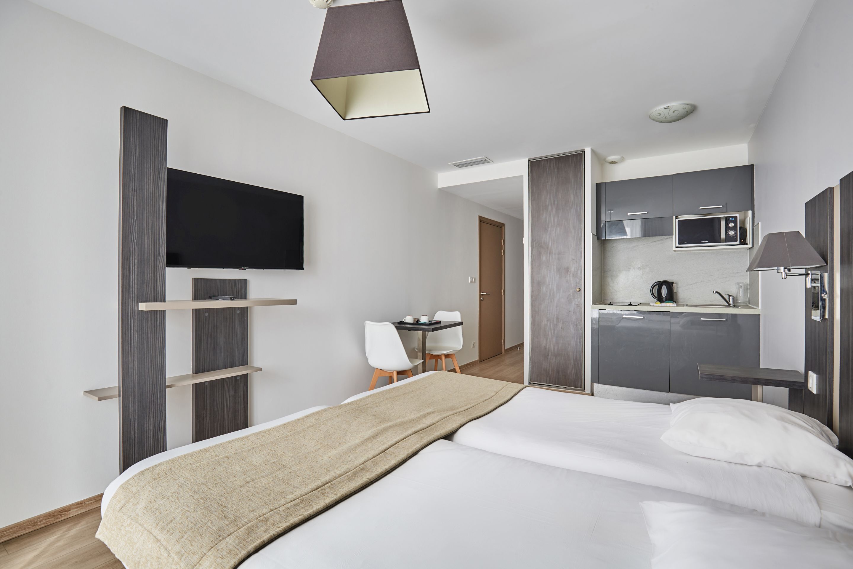 Zimmersafe, Schreibtisch, schallisolierte Zimmer, Bügeleisen/Bügelbrett