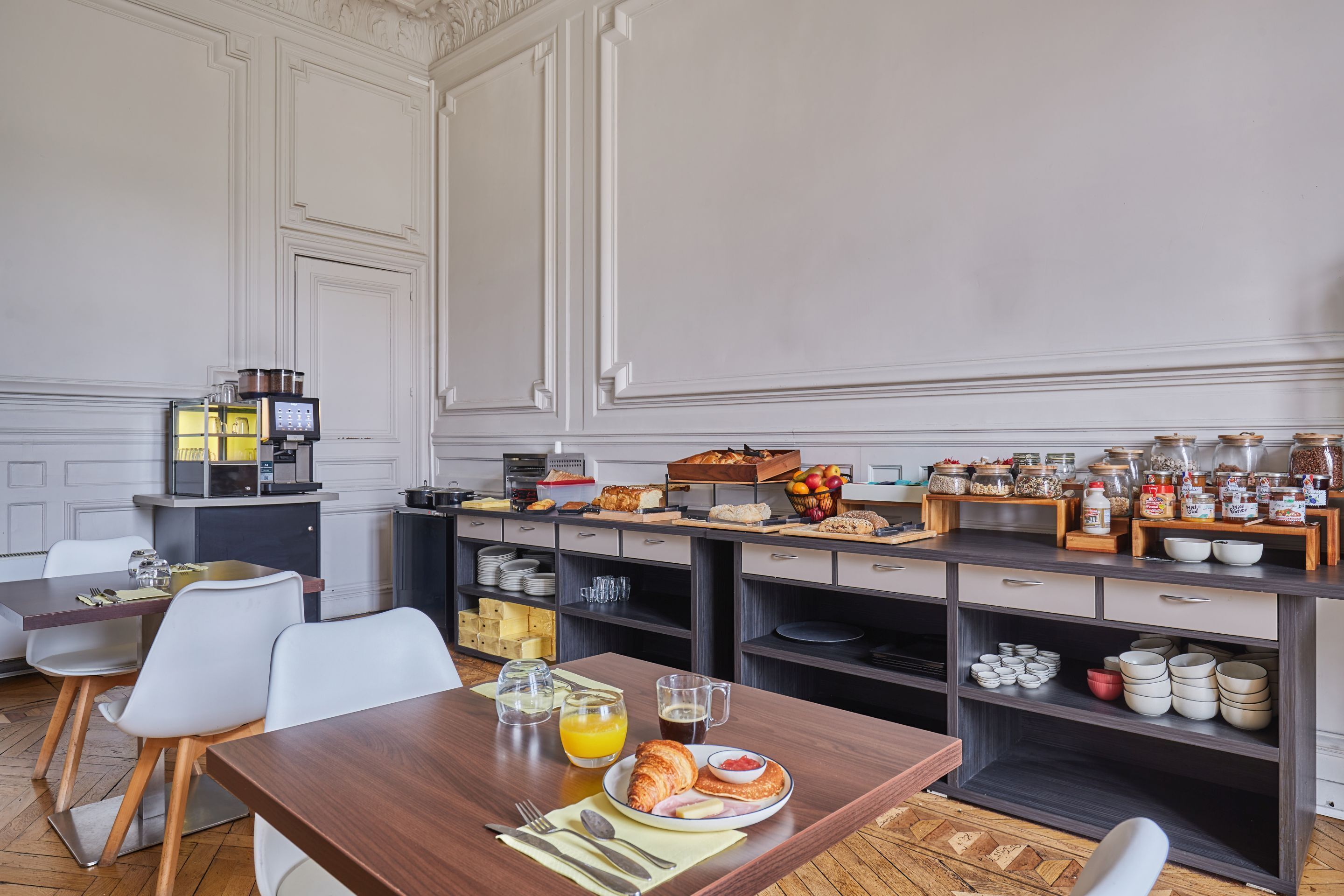 Un bufé de desayuno con diversas opciones de comida y bebidas.