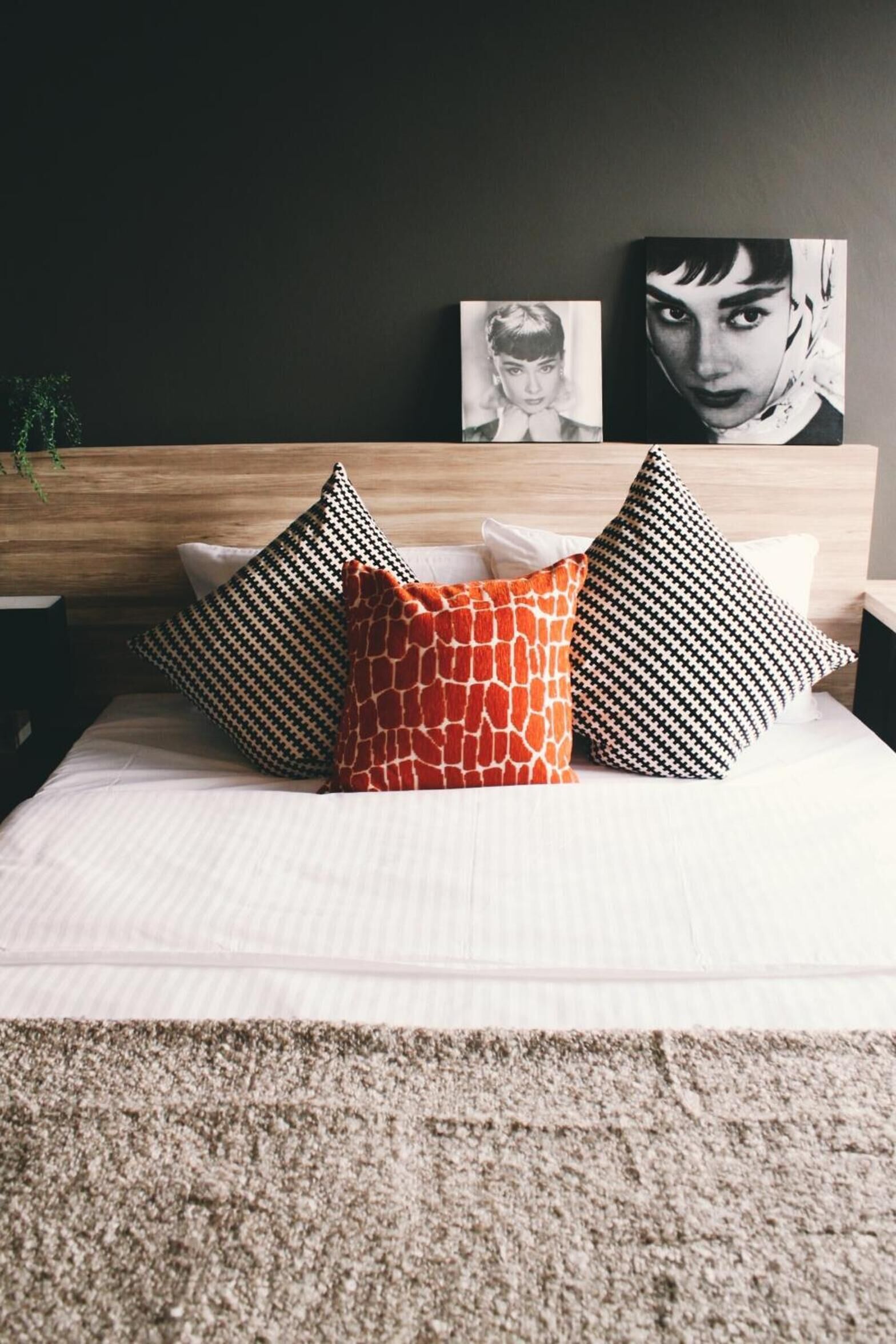 in-room safe, desk, bed sheets