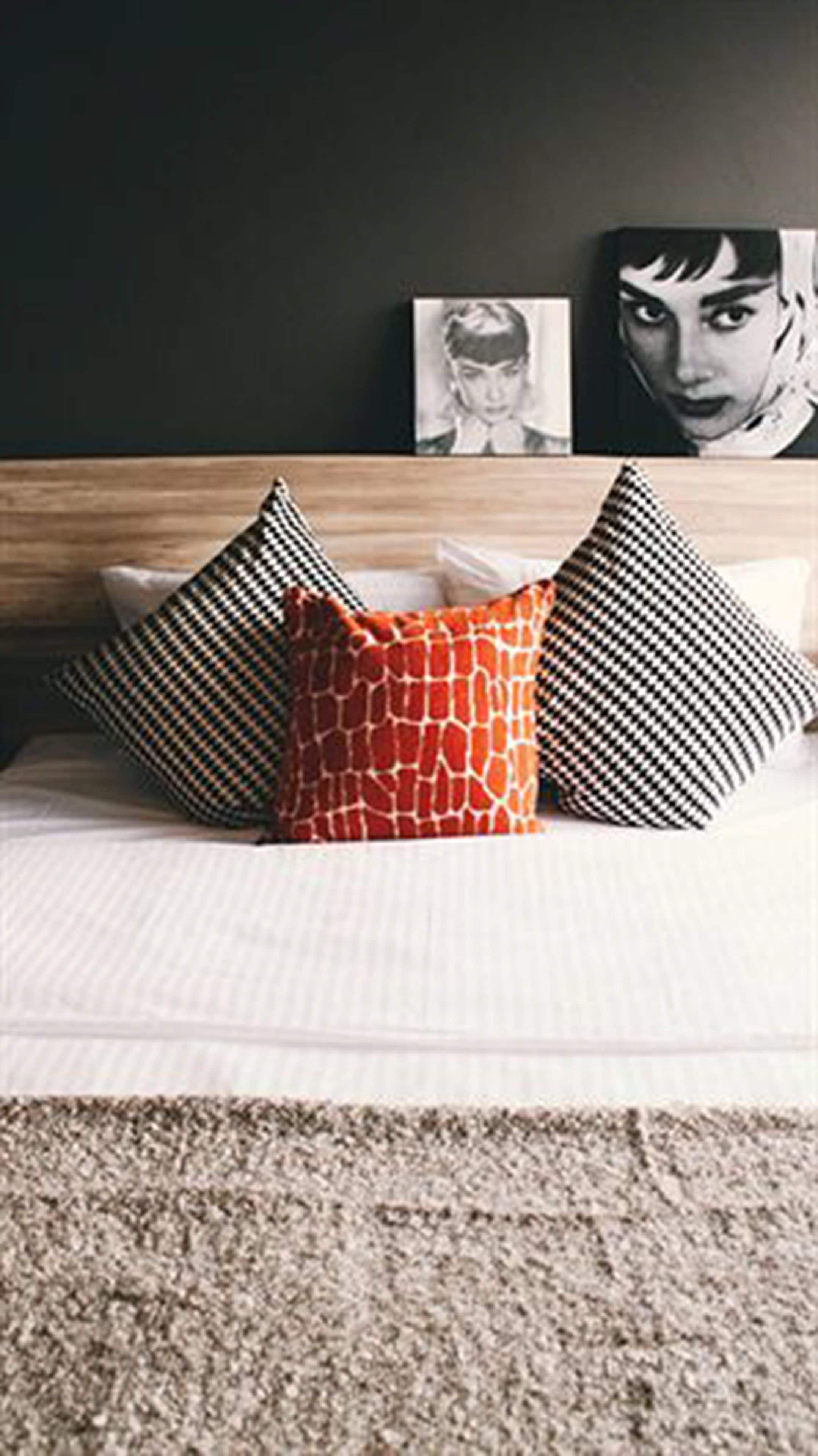 regular queen (venus) | in-room safe, desk, bed sheets