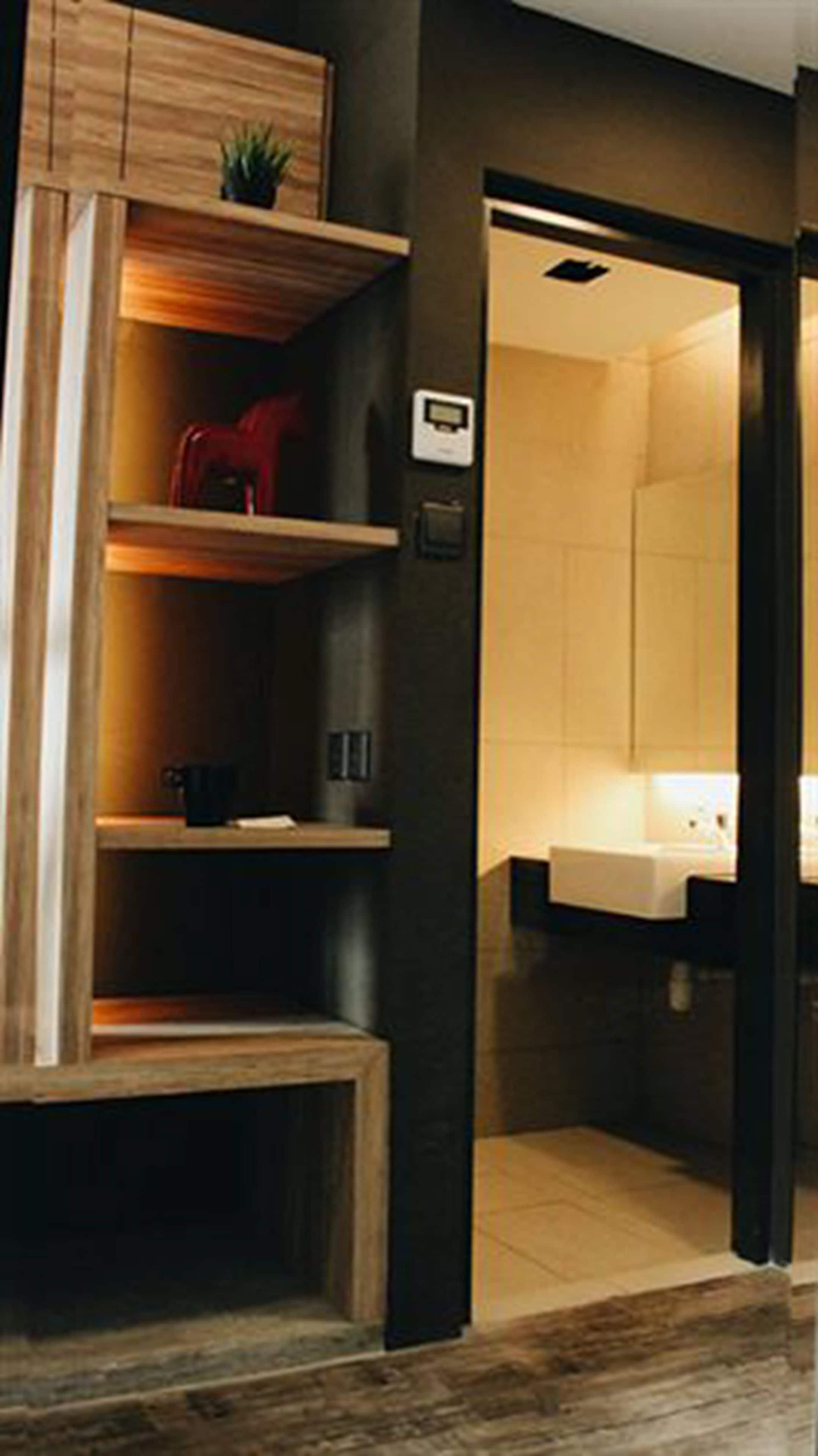 deluxe king (saturn) | in-room safe, desk, bed sheets