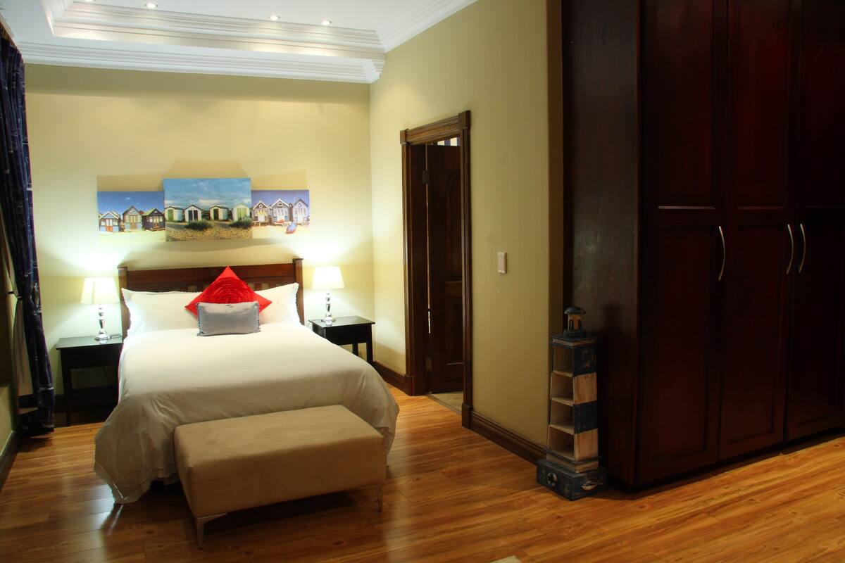 Suite Premium (Inyoni) | Con stile personalizzato, con arredamento individuale, una scrivania