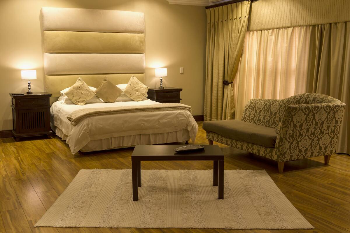 Suite | Con stile personalizzato, con arredamento individuale, una scrivania