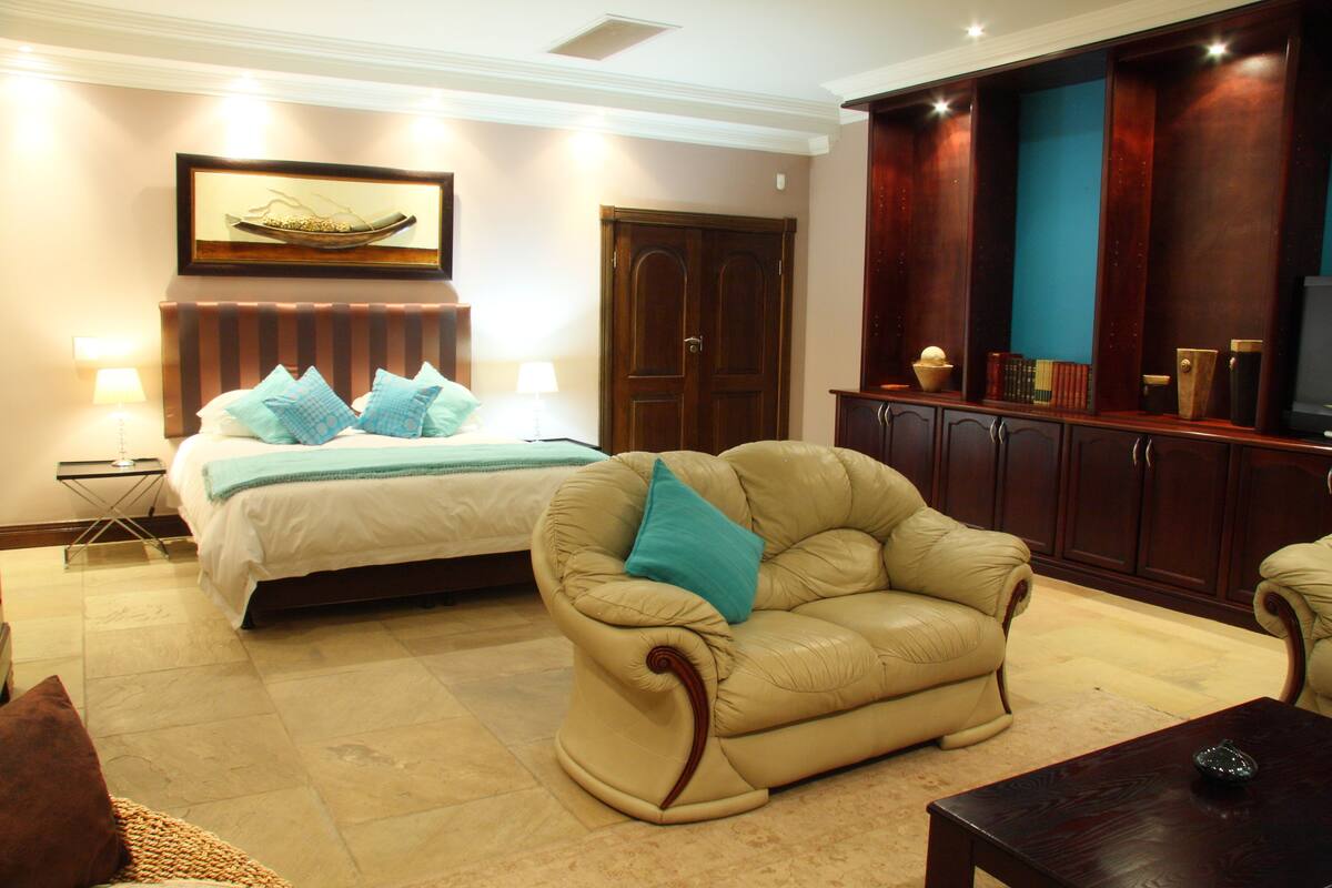 Suite Exclusive (Imvula) | Con stile personalizzato, con arredamento individuale, una scrivania