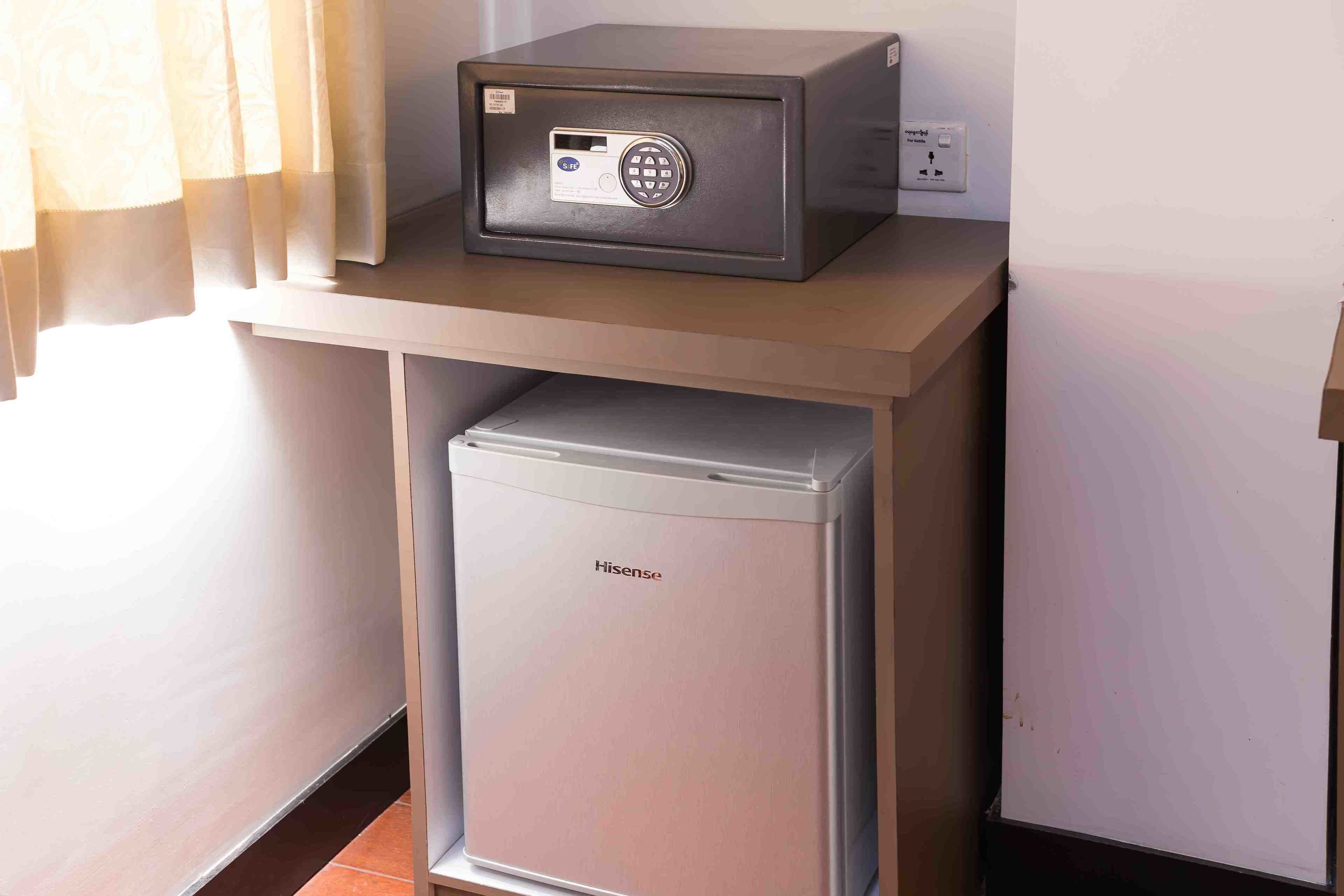 deluxe room | 1 bedroom, minibar, in-room safe, desk