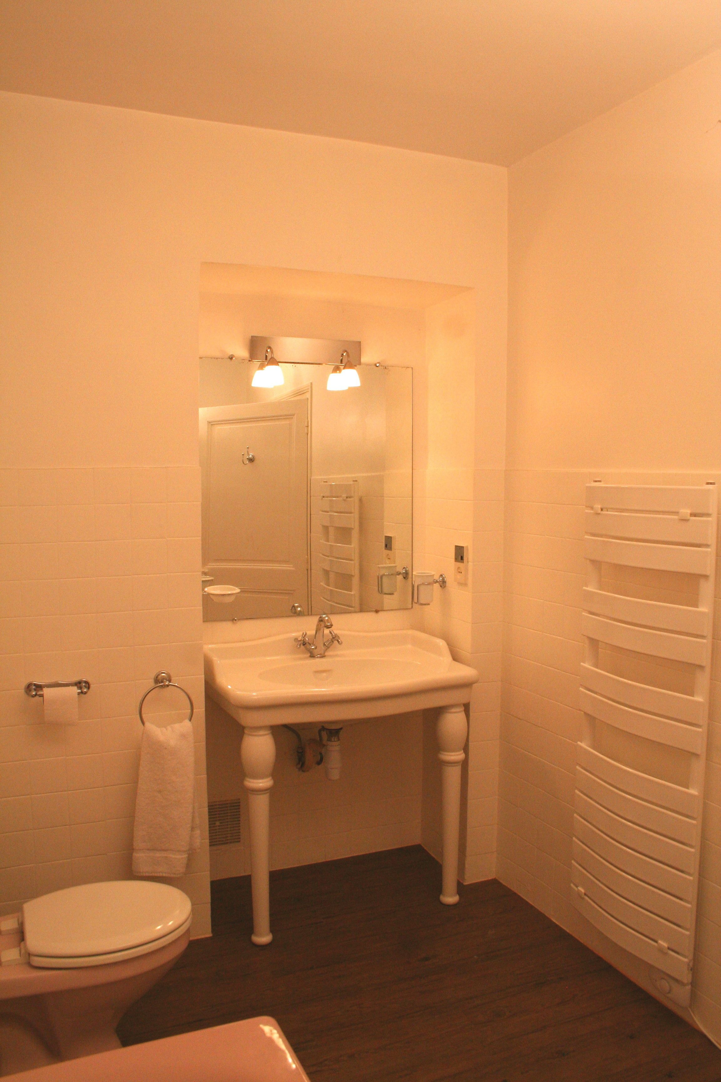 family room | bathroom amenities | free toiletries, hair dryer, towels, shampoo