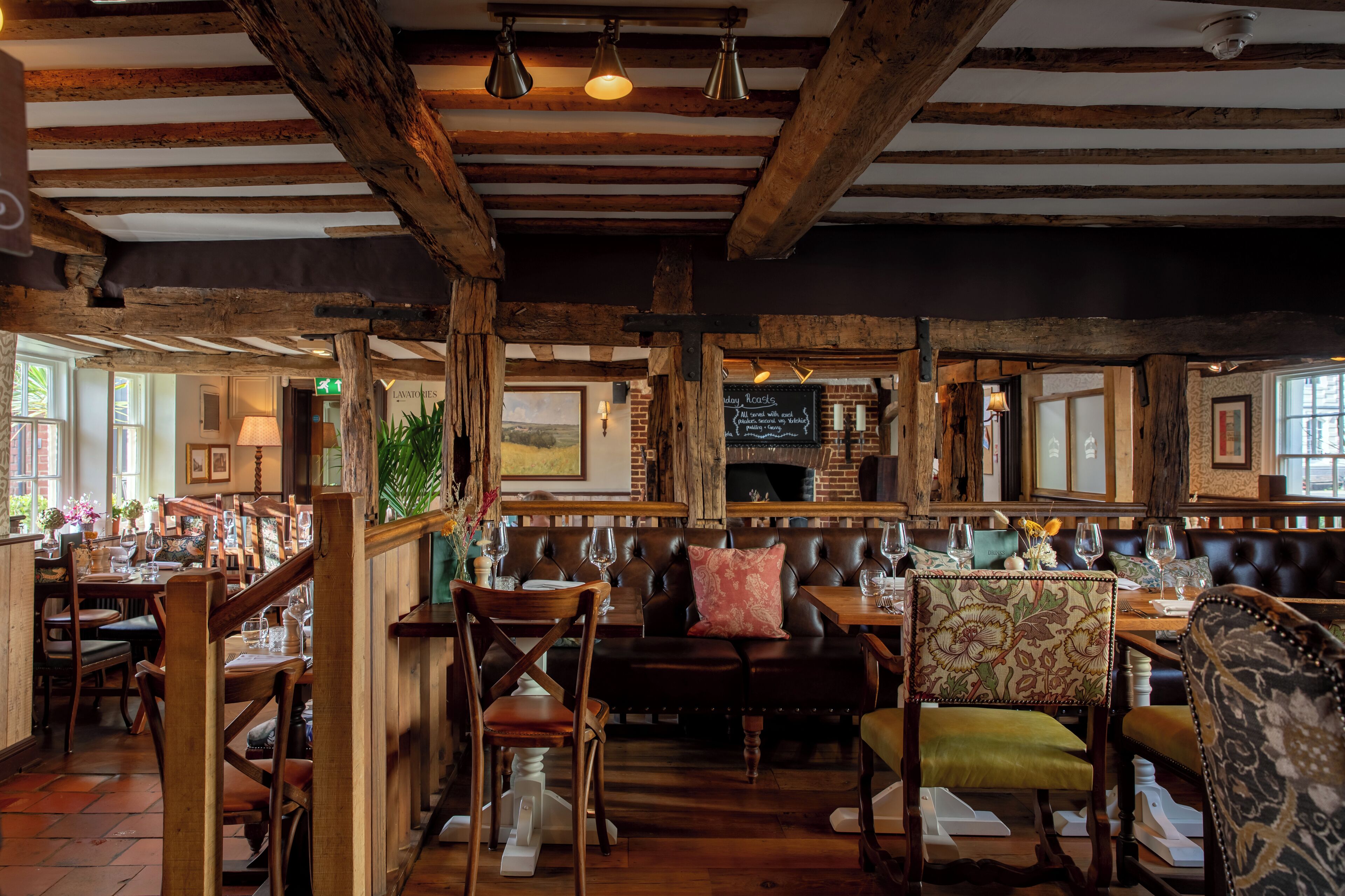 供應午餐及晚餐；本地菜