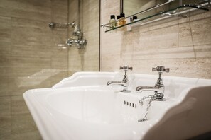 Standard Double Room | Bathroom | Free toiletries, hair dryer, towels - The Crown Inn (Southampton)