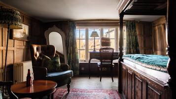 Escritorio, cortinas blackout, cunas gratuitas y wifi gratis