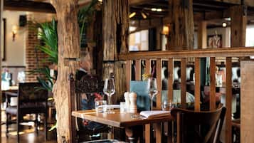 Se sirven comidas, cenas y cocina local