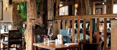 Se sirven comidas, cenas y cocina local