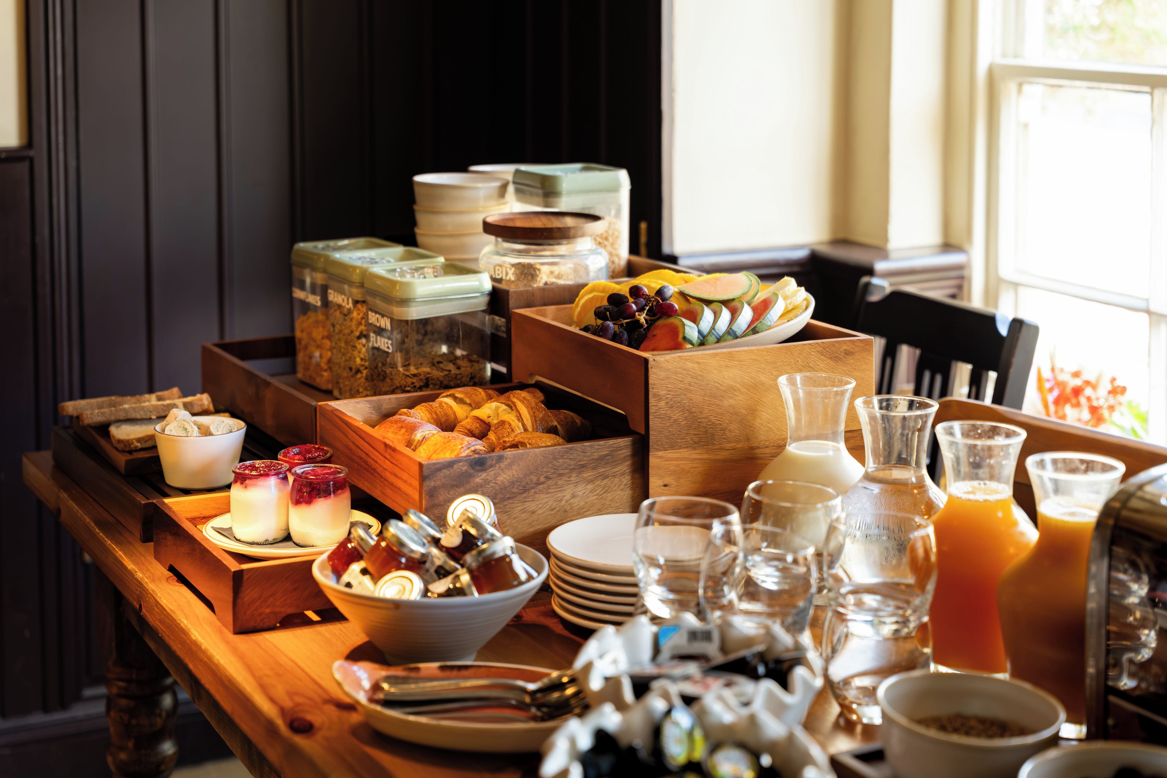 Un bufé de desayuno con diversas opciones de comida y bebidas.