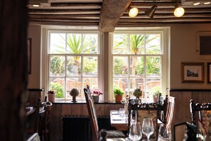 Lunsj og middag serveres, lokale retter