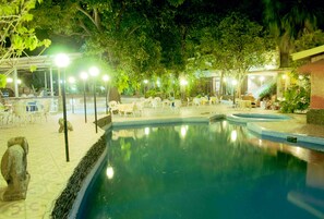 Outdoor pool - Hotel Cesar - Restaurante Bruciato (Managua)
