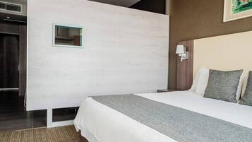 Habitación, cocineta | Caja de seguridad en la habitación, escritorio y cortinas blackout