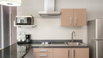 Room, Kitchenette | Private kitchen | Microwave, coffee/tea maker