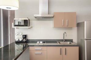 Habitación, cocineta | Cocina privada | Microondas y cafetera y tetera 