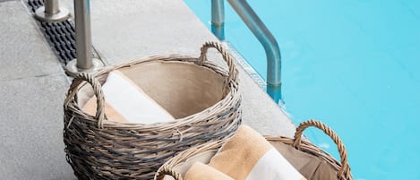 Kolam renang indoor, dengan kursi berjemur