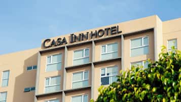 Un edificio de varios pisos con el cartel