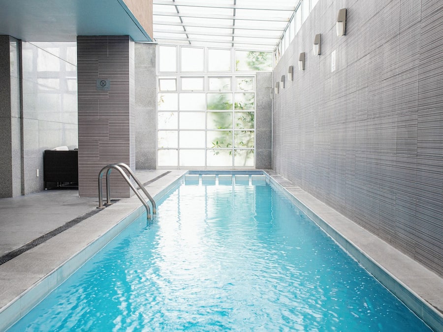 Piscine couverte, accÚs possible de 09 h 00 à 21 h 00, chaises longues