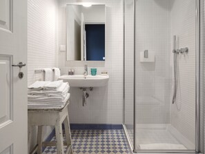Appartement, 2 chambres, cuisinette (Convent View) | Salle de bain | Douche, articles de toilette griffés, séchoir à cheveux, pantoufles