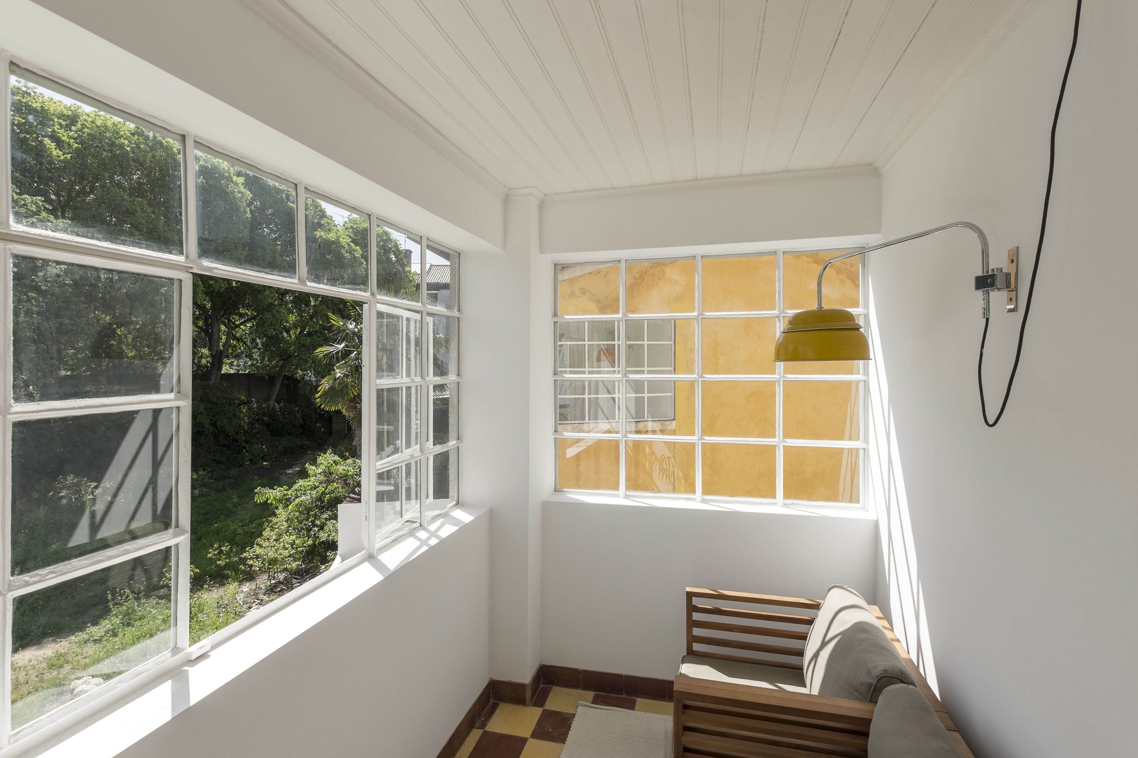 flat-screen tv, dvd player, ipod dock