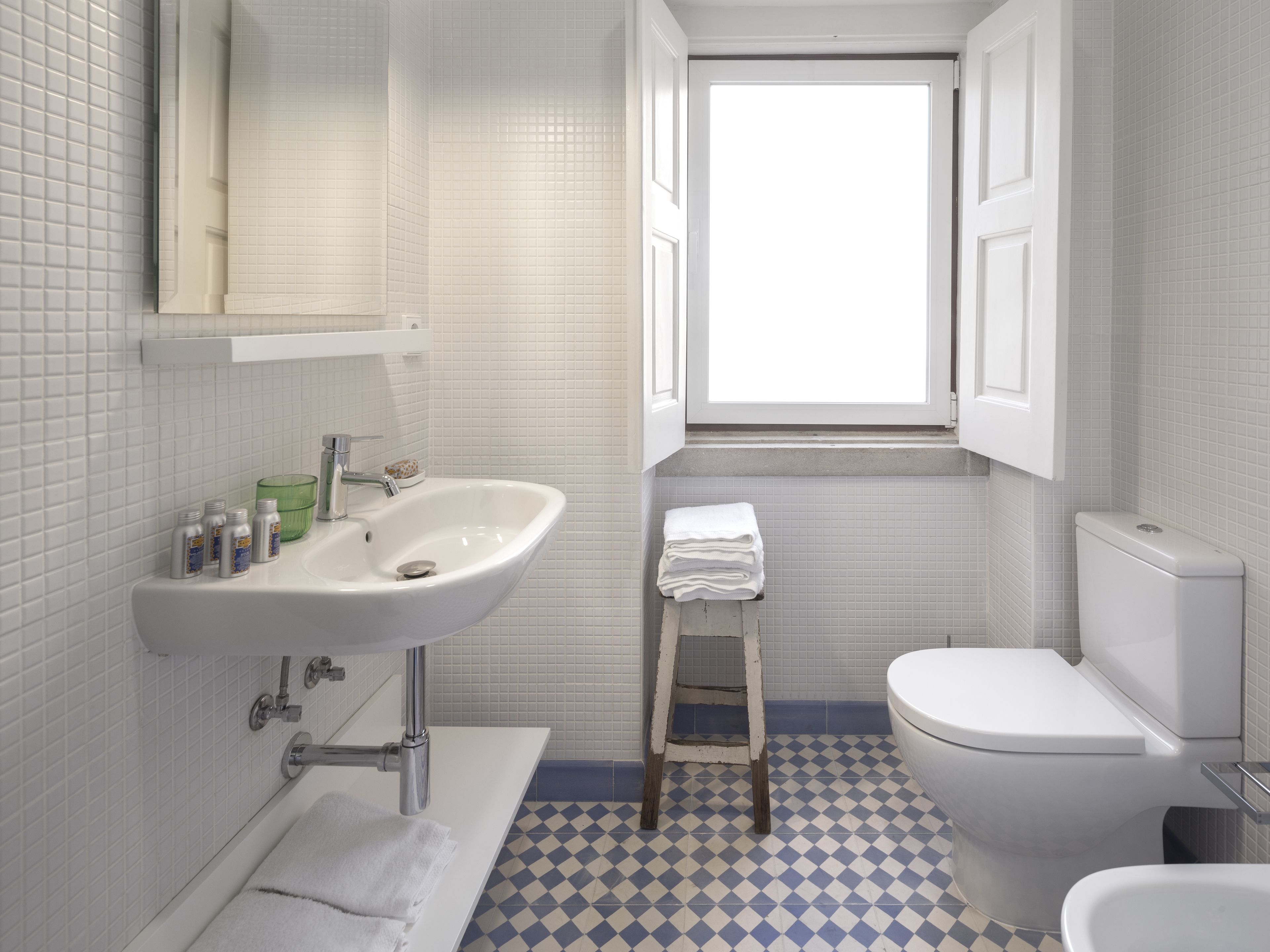 apartment, 3 bedrooms, kitchenette (convent view) | bathroom | shower, designer toiletries, hair dryer, slippers