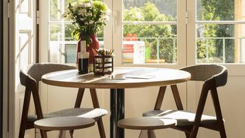 Lejlighed - 2 soveværelser - tekøkken (Convent View) | Opholdsområde | Fladskærms-tv, dvd-afspiller, iPod-dockingstation