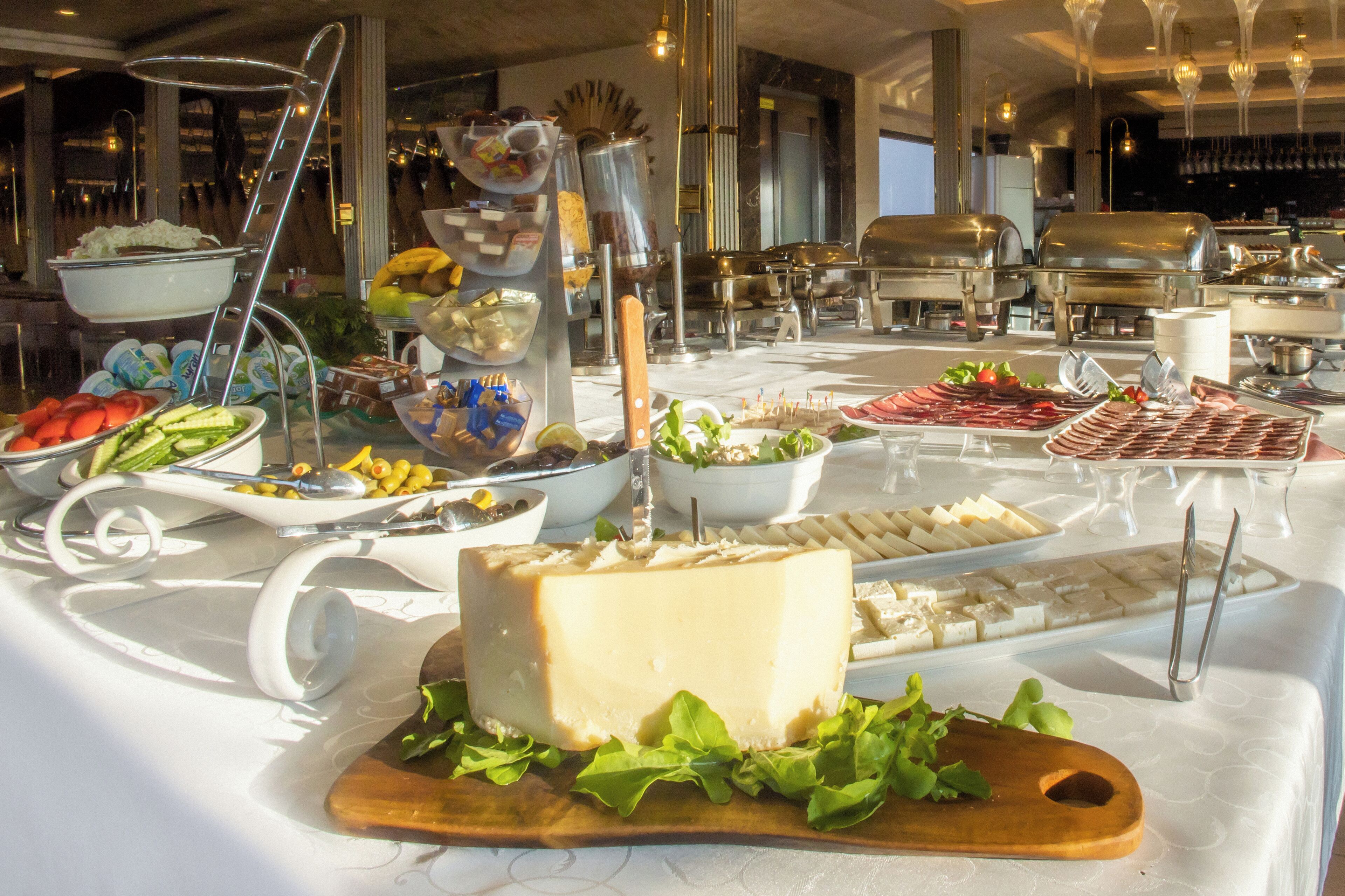 free daily breakfast