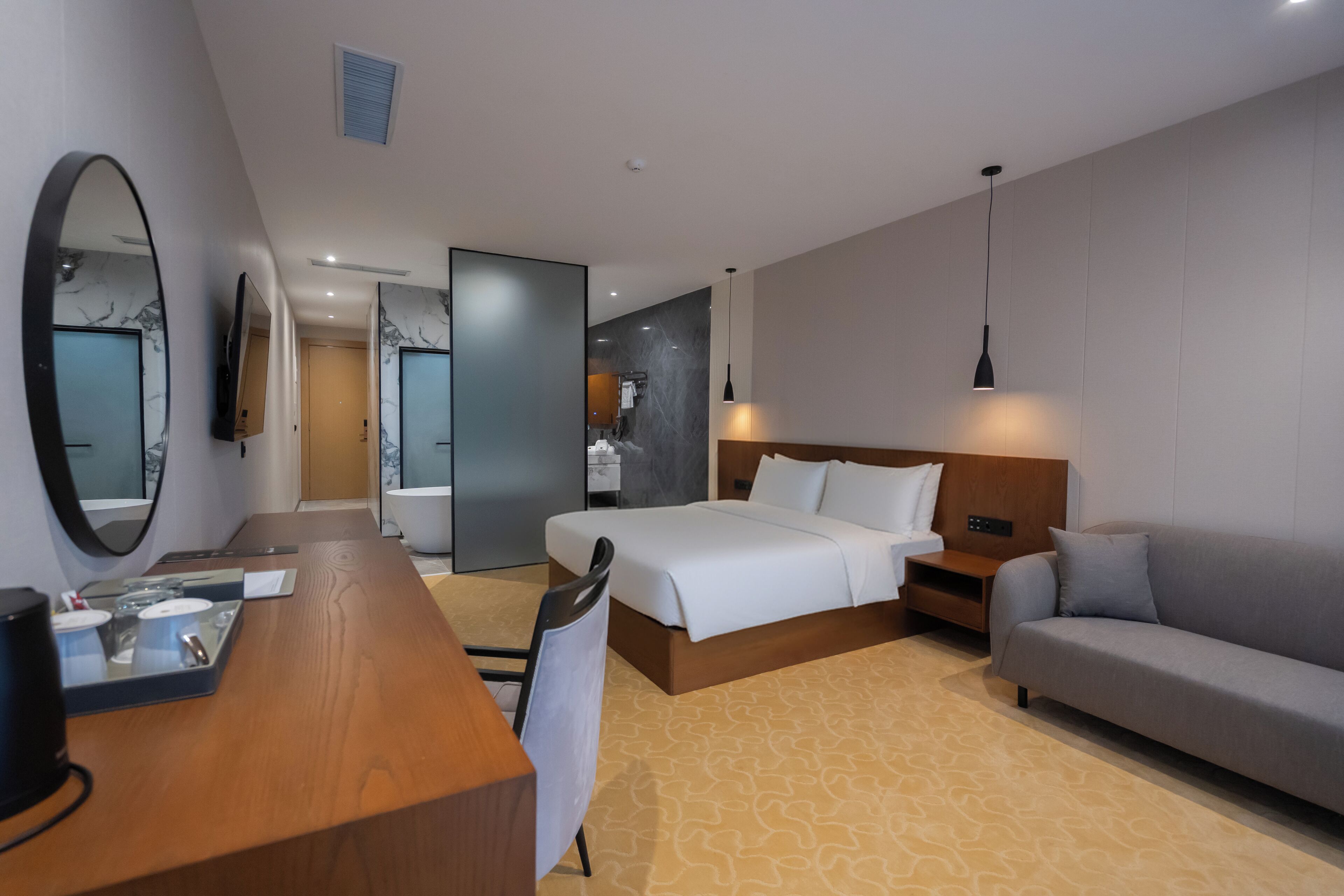 Premium tweepersoonskamer | Een minibar, een kluis op de kamer, individueel gemeubileerd