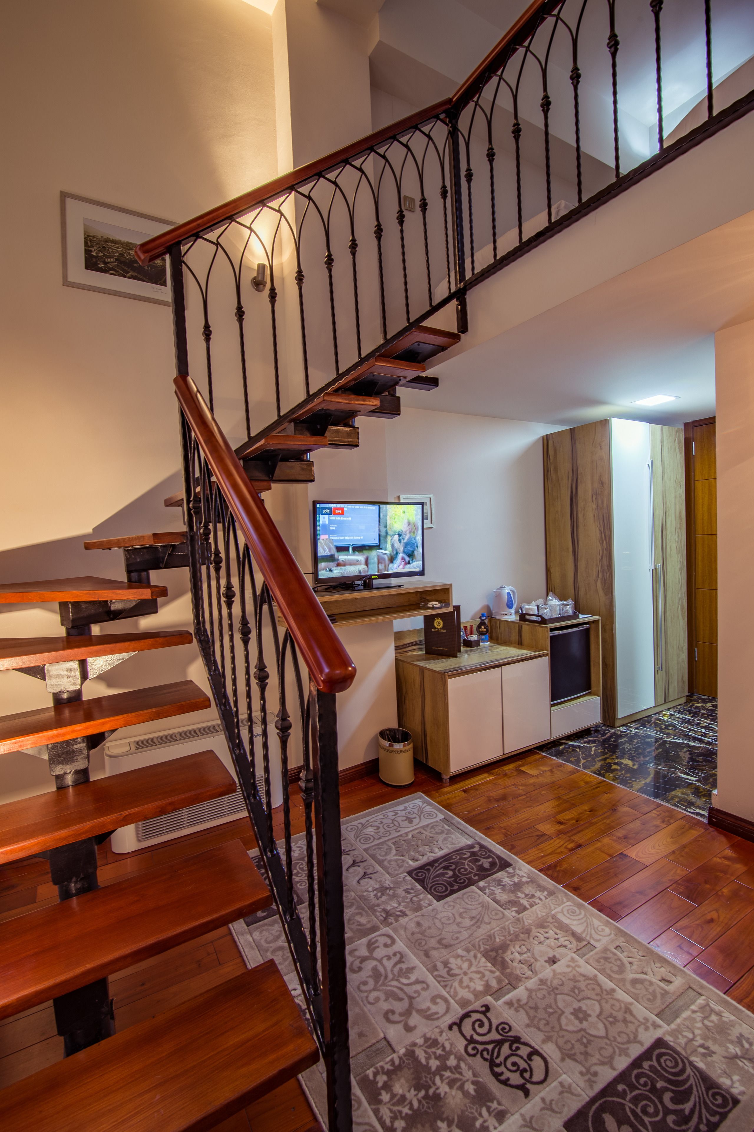 suite (duplex) | living room | tv