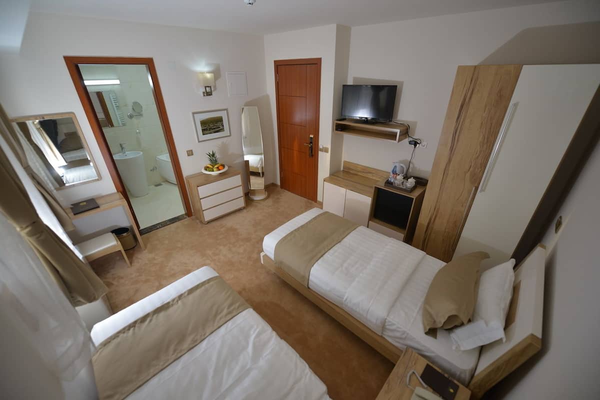Standard dubbelrum eller tvåbäddsrum | Minibar, värdeförvaringsskåp på rummet, unika möbler och ljudisolering