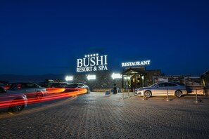 Free self parking - Bushi Resort & Spa (Skopje)