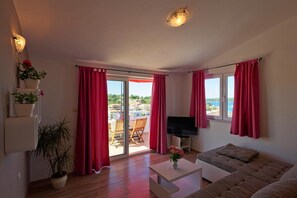 Departamento, 2 habitaciones, Terraza, vista al mar (Stars) | Sala de estar | Televisión de pantalla plana y reproductor de DVD