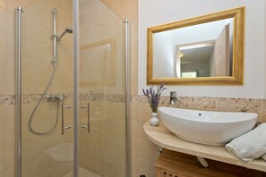 Departamento, 2 habitaciones, 2 baños (Sky) | Baño | Tina con regadera, secadora de cabello, toallas 