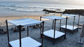 Na praia, toalhas de praia, massagens na praia, bar na praia