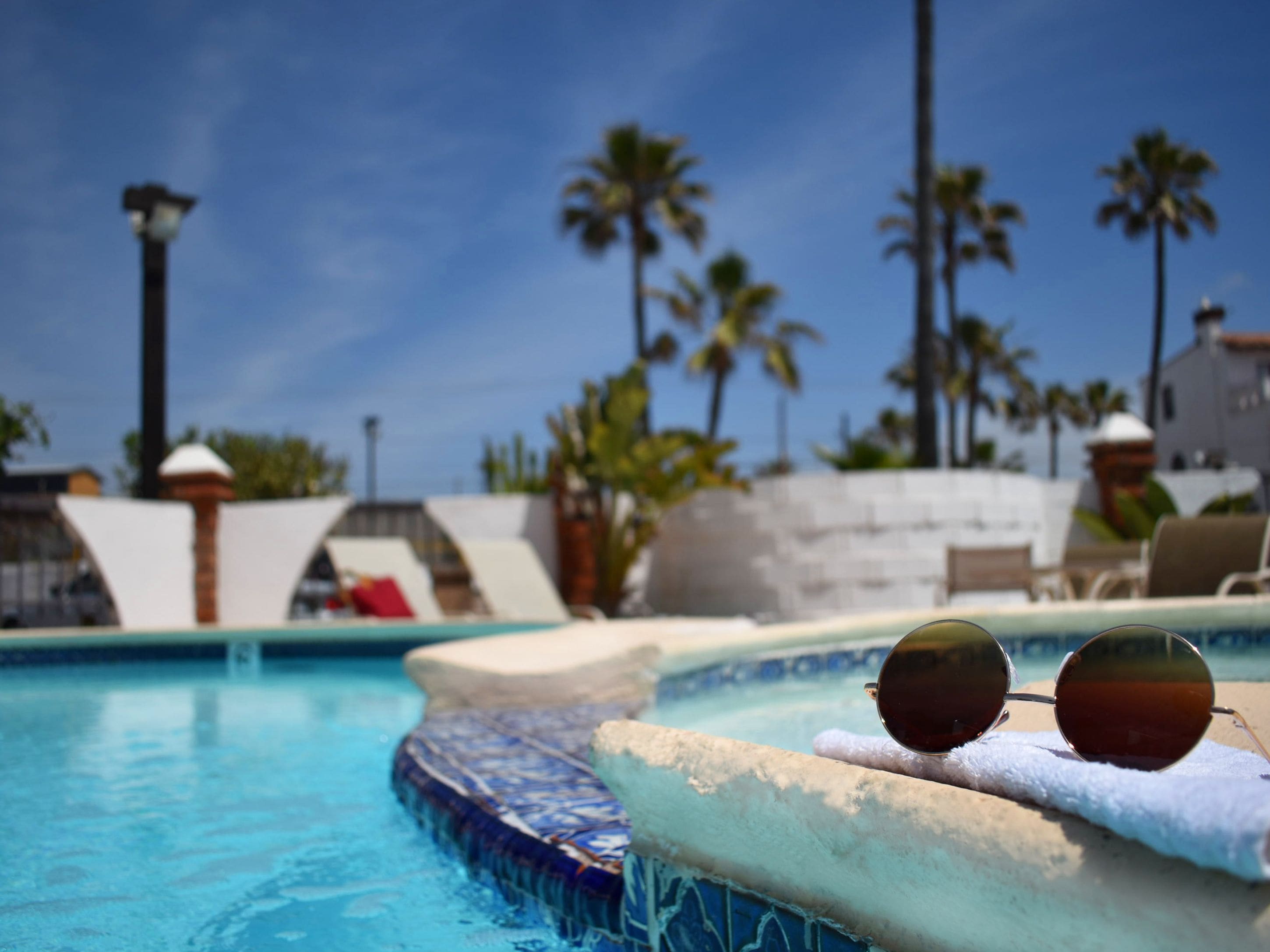 Alberca al aire libre, sombrillas en la alberca y camastros 